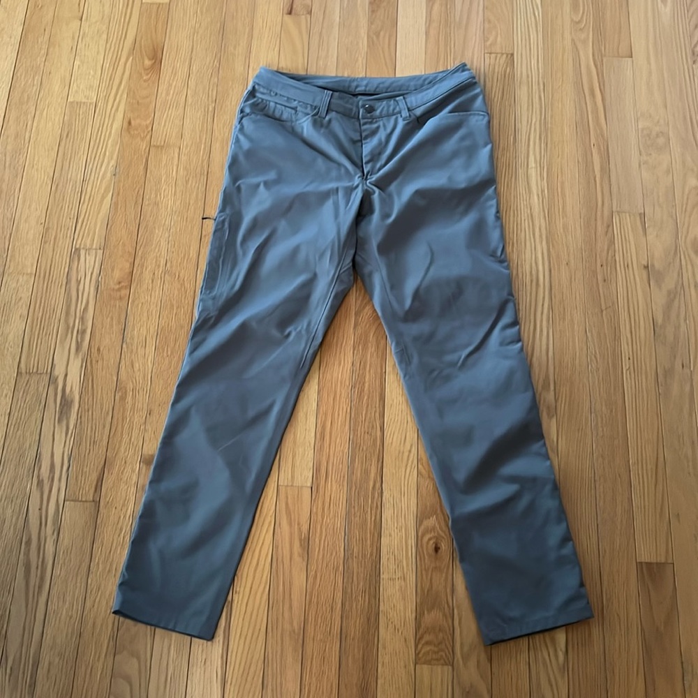 Gray lululemon pants.